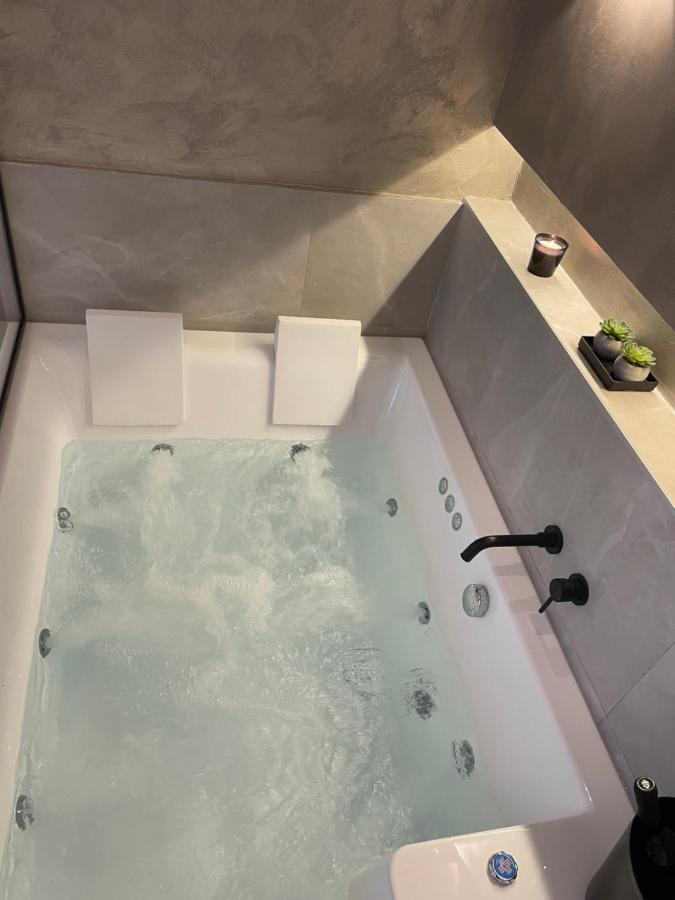 Jacuzzi Suite Ladadika Салоники Экстерьер фото